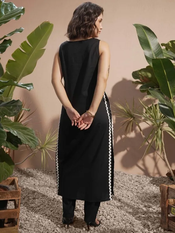 Black_Sleeveless_Straight_Kurta_For_Women