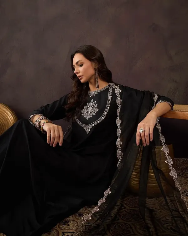 Black_Embroidered_Ethnic_Suit_Set_For_Women