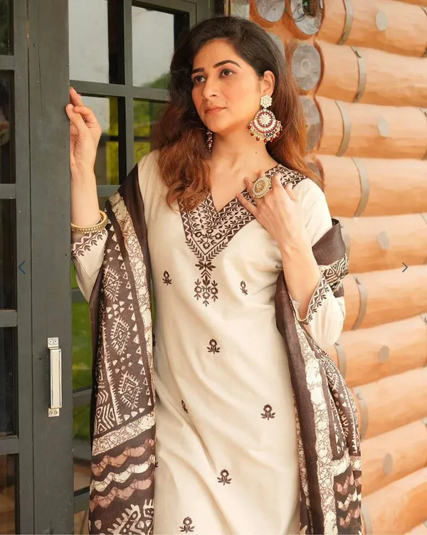 Cream_Ethnic_Straight_Kurta_With_Dupatta_For_Women