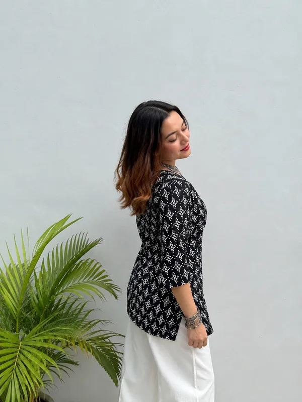 Black_Printed_Straight_Fit_Kurti_For_Women