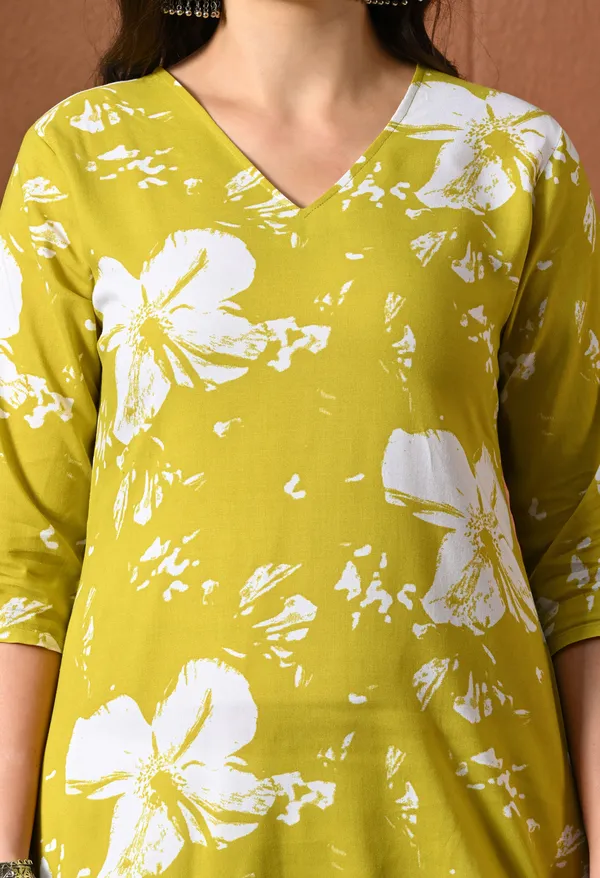 Mustard_Yellow_Rayon_Straight_Floral_Print_Kurta_For_Women