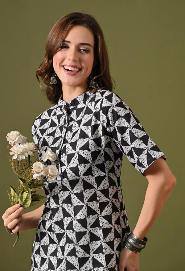 Black_Rayon_Straight_Geometric_Print_Kurta_For_Women