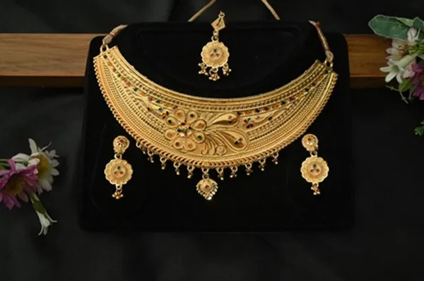 Gold_Alloy_Floral_Necklace_Earrings_And_Maang_Tikka_Set_For_Women