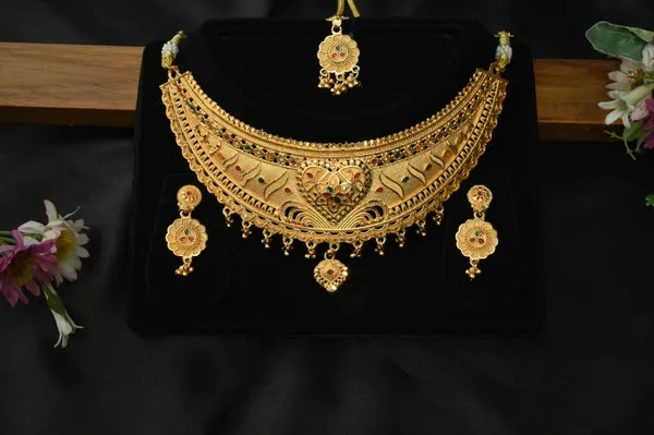 Gold_Alloy_Bridal_Necklace_Earrings_And_Maang_Tikka_Set_For_Women