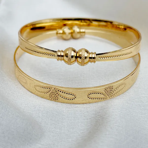 Gold_Brass_Paisley_Patterned_Bangle_Set_For_Women