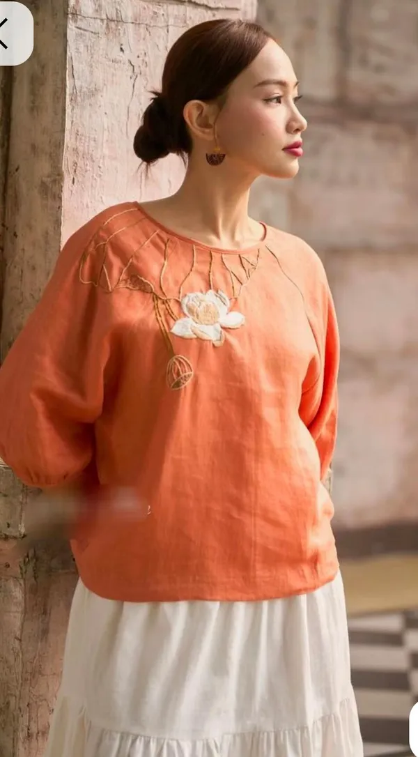 Floral_Embroidered_Balloon_Sleeve_Top