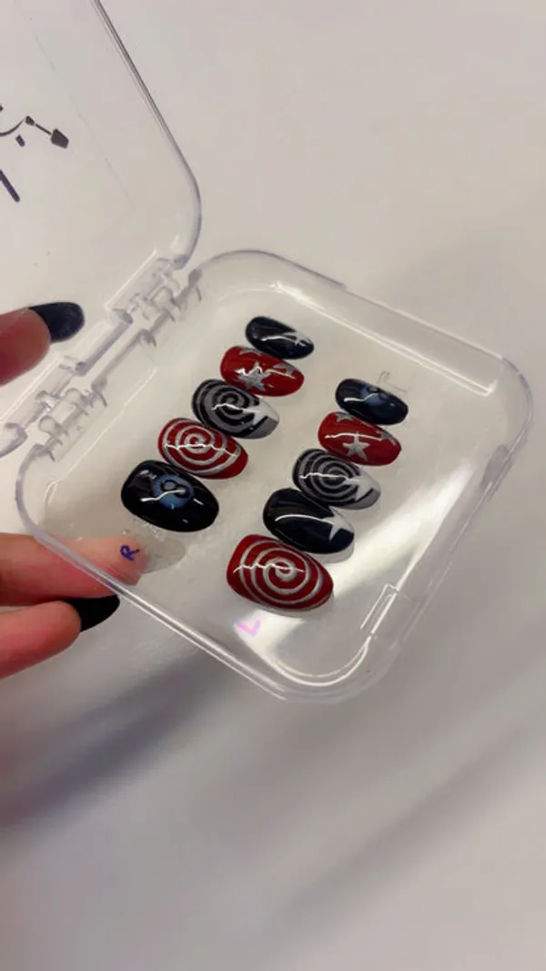 Red_Black_Spiral_Nails