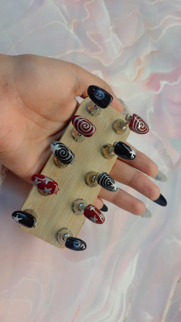 Red_Black_Spiral_Nails