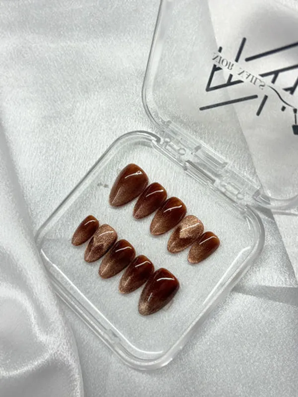 Cat_Eye_Brown_Heart_Nails