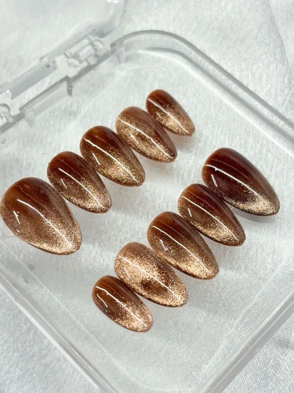 Cat_Eye_Brown_Heart_Nails