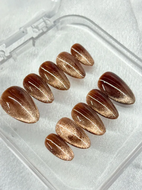 Cat_Eye_Brown_Heart_Nails