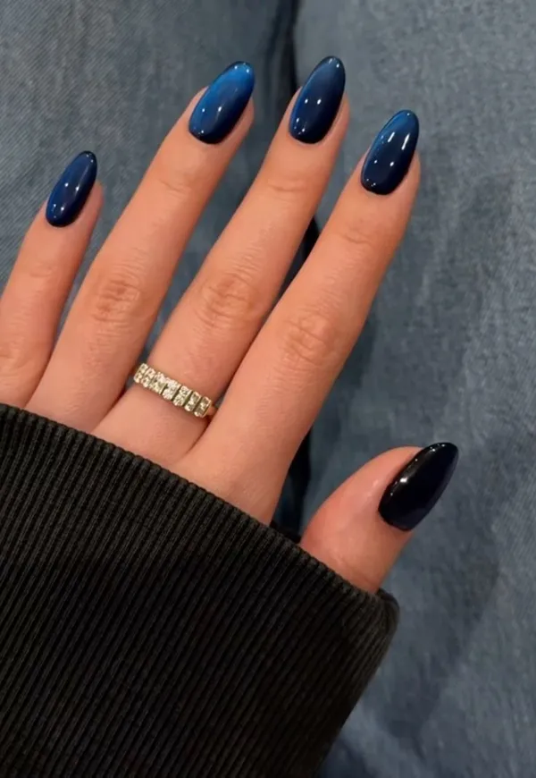 Glitter_Blue_Cateye_Nails