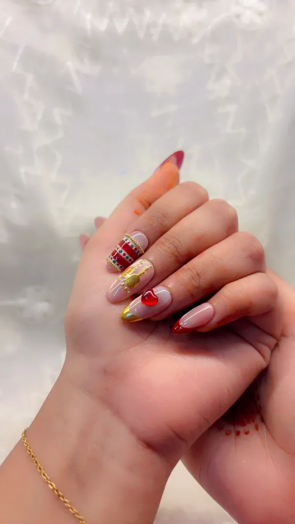 KarwaChauth_Spinning_Heart_Nails