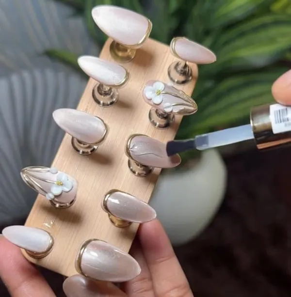 3d_Flower_Glam_Cateye_Nails