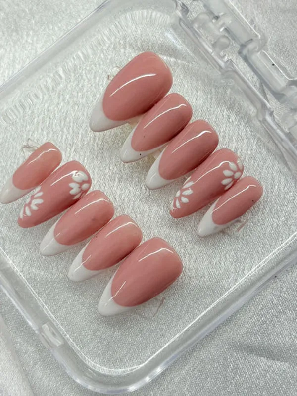 Nude_White_French_Nails