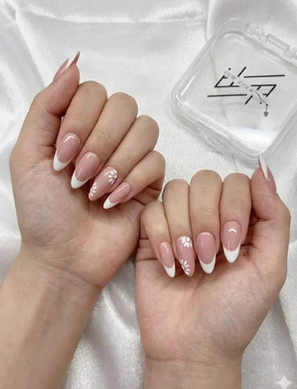 Nude_White_French_Nails