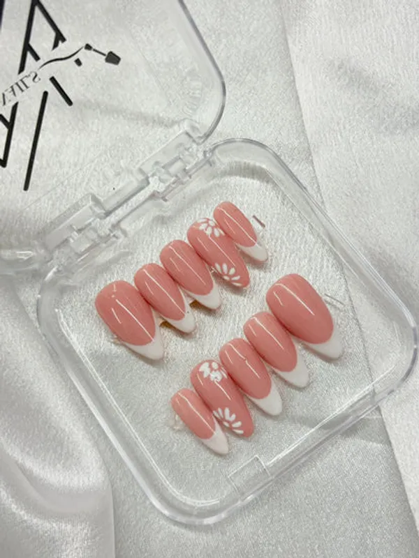 Nude_White_French_Nails