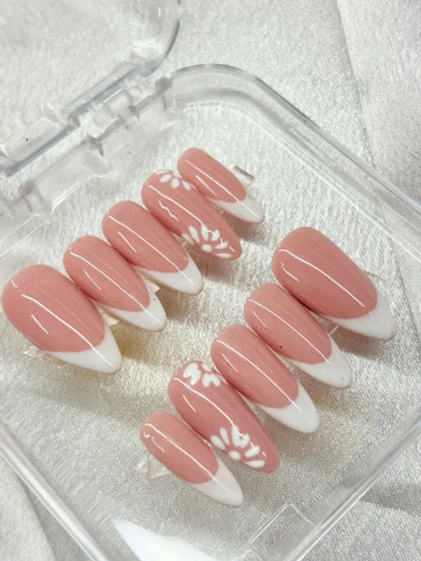 Nude_White_French_Nails