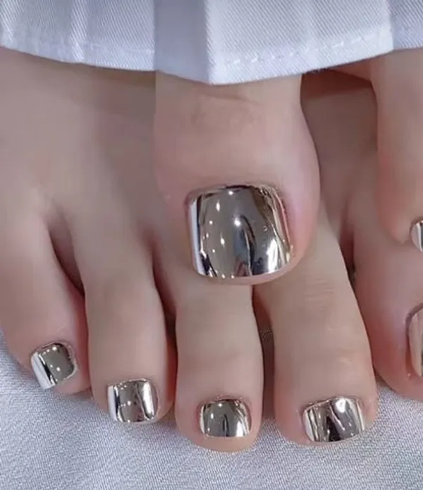 Silver_Chromatic_Toe_Nails