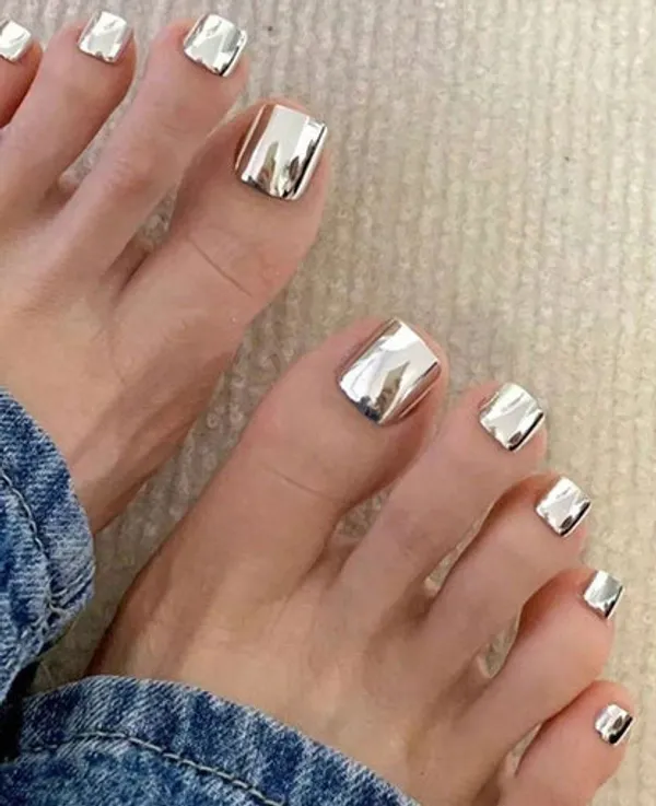 Silver_Chromatic_Toe_Nails