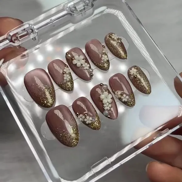 Flower_Golden_Glitter_Cateye_Nails