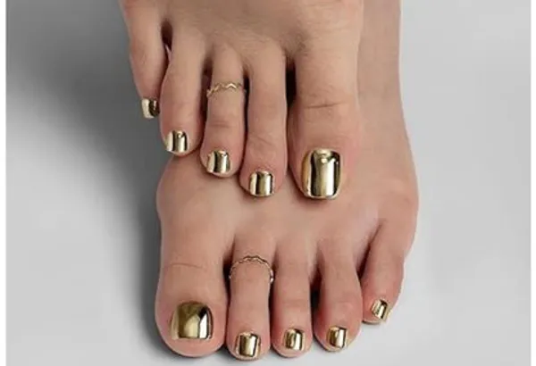Golden_Chromatic_Toe_Nails