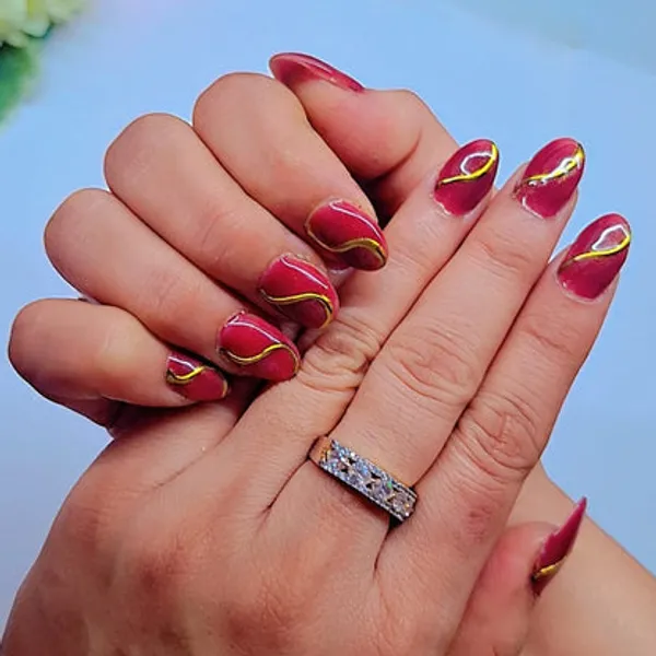 Golden_Swirl_Red_Nails