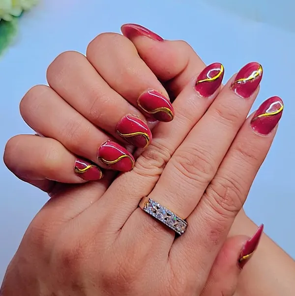 Golden_Swirl_Red_Nails