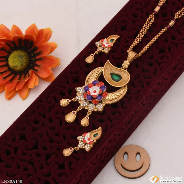 Leaf_Flower_With_Diamond_Sparkling_Design_Gold_Plated_Necklace_Set_Style_Lnsa140
