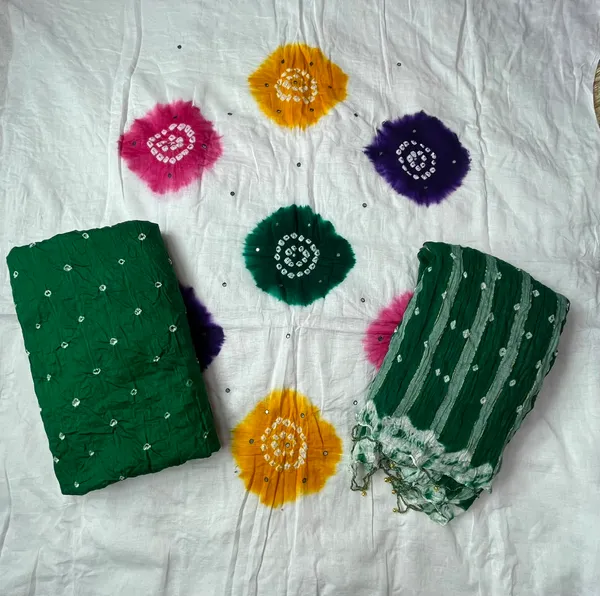 Chevron_Unstitched_Bandhej_Cotton_Suit_White__And_Dark_Green_Bandhani_Suit_Set_with_Mirror_Work_And_Tassel_Dupatta
