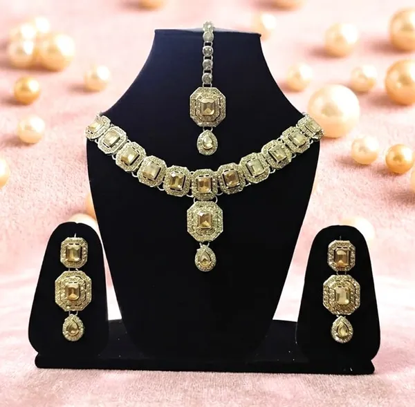 Gold_Alloy_Traditional_Necklace_Earrings_And_Maang_Tikka_Set_For_Women