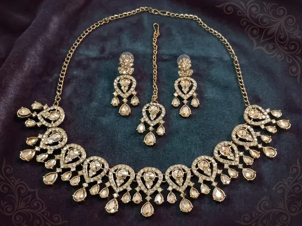 Copper_Gold_Alloy_Stone_Studded_Necklace_Earrings_Maang_Tikka_Set_For_Women