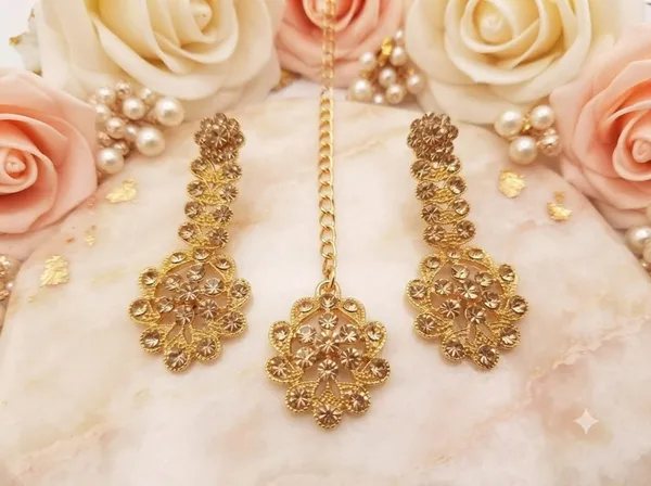 Golden_Alloy_Traditional_Floral_Necklace_Earrings_Maang_Tikka_Set_For_Women