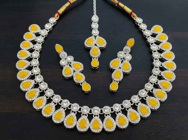 Gold_Yellow_Alloy_Teardrop_Stone_Necklace_Earrings_Maang_Tikka_Set_For_Women