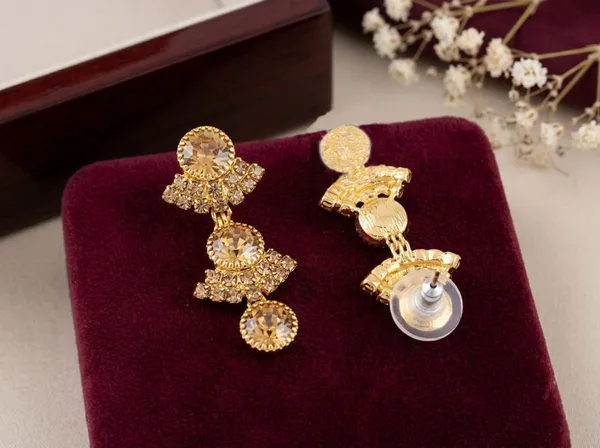 Golden_Alloy_Traditional_Floral_Necklace_Earrings_Maang_Tikka_Set_For_Women