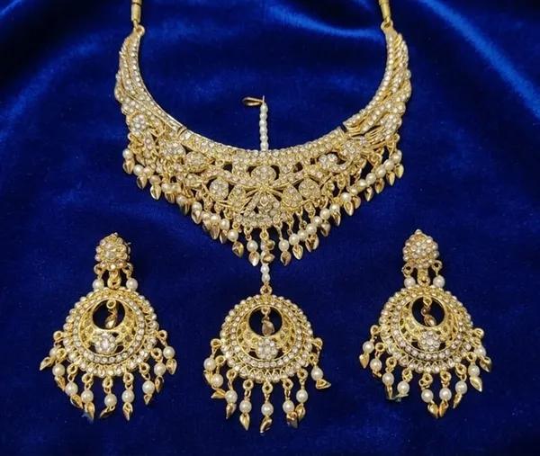 Golden_Alloy_Bridal_Necklace_Earrings_Maang_Tikka_Set_For_Women
