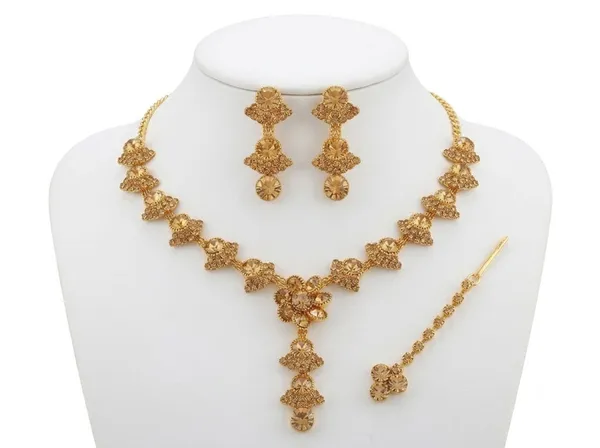 Golden_Alloy_Traditional_Floral_Necklace_Earrings_Maang_Tikka_Set_For_Women