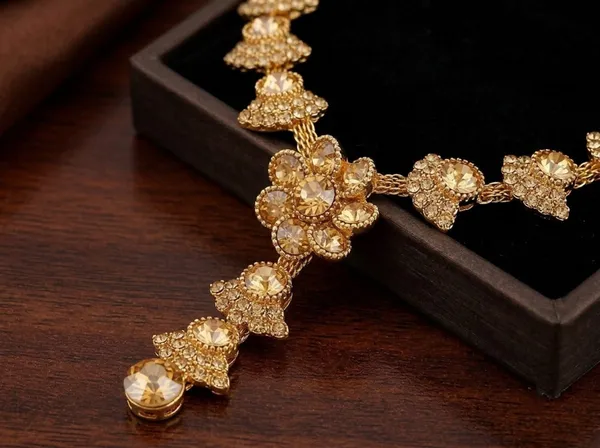 Golden_Alloy_Traditional_Floral_Necklace_Earrings_Maang_Tikka_Set_For_Women