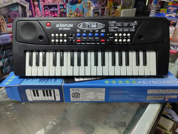 Gooyo_GY-439_37-Key_Musical_Piano_Keyboard_Toy_for_Kids_|_8_Rhythms,_8_Tones,_6_Demos,_Song_Record_Feature_|_Black_|_Dual_Power_Supply_Mode_|_Microphone_&_USB_Cable_(Included)