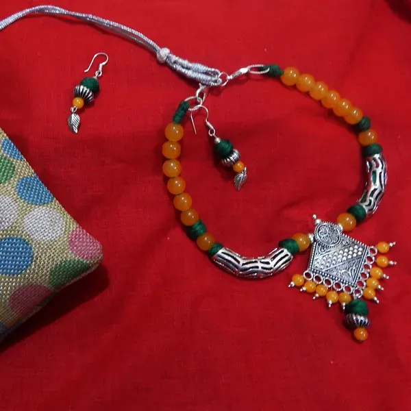 Yellow_Glass_Beads_With_Metal_Pendant_Jewelry_For_Women