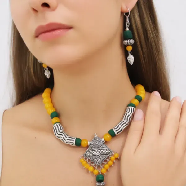 Yellow_Glass_Beads_With_Metal_Pendant_Jewelry_For_Women