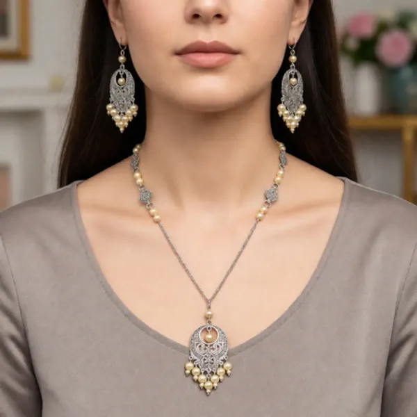 Silver_Metal_Chain_Pendant_Necklace_For_Women