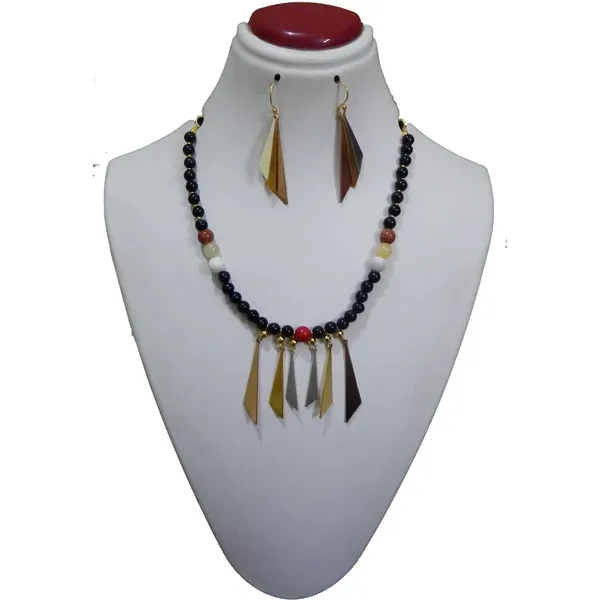 Black_Gemstone_Beads_With_Ecorted_Pendant_Necklace_For_Women