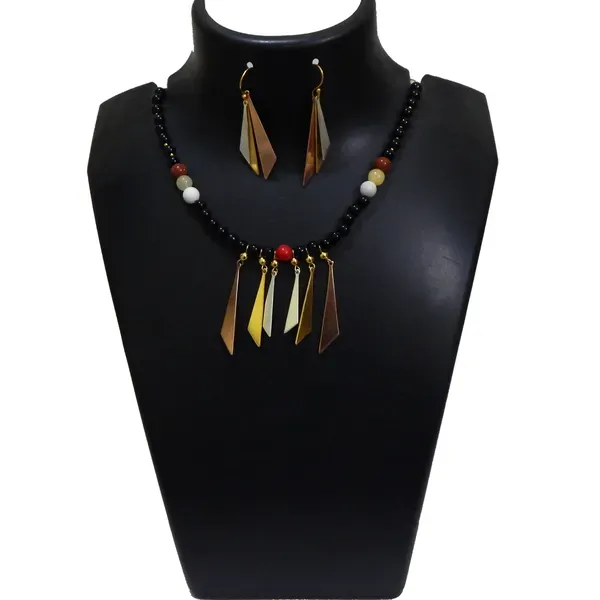 Black_Gemstone_Beads_With_Ecorted_Pendant_Necklace_For_Women