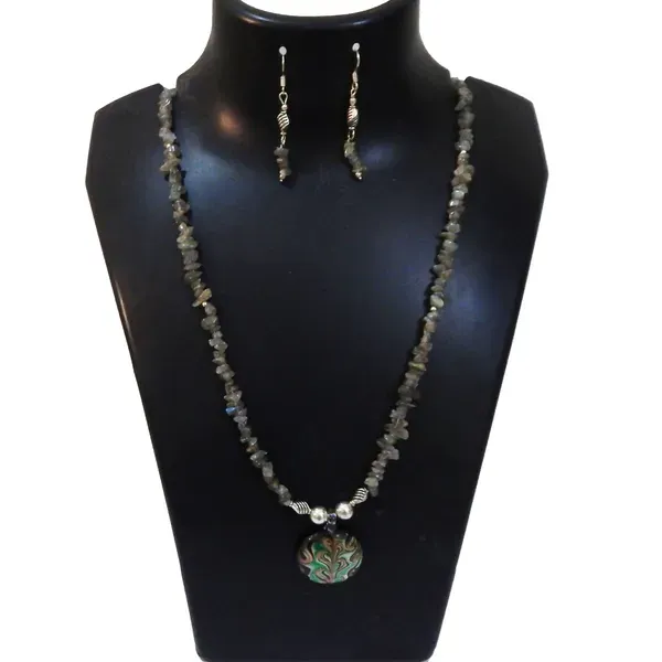 Gray_Gem_Stone_Sodalite_Chips_With_Glass_Pendant_Neclace_For_Women