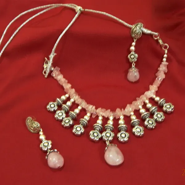 Pink_Gemstone_Rose_Quartz_Tumble_Chips_Choker_Necklace_For_Women