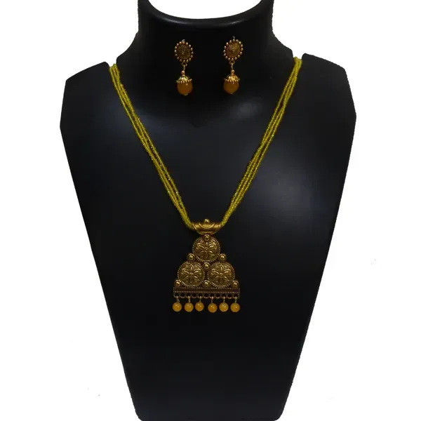 Yellow_Crystal_Seed_Beads_With_Metal_Pendant_Necklace_For_Women