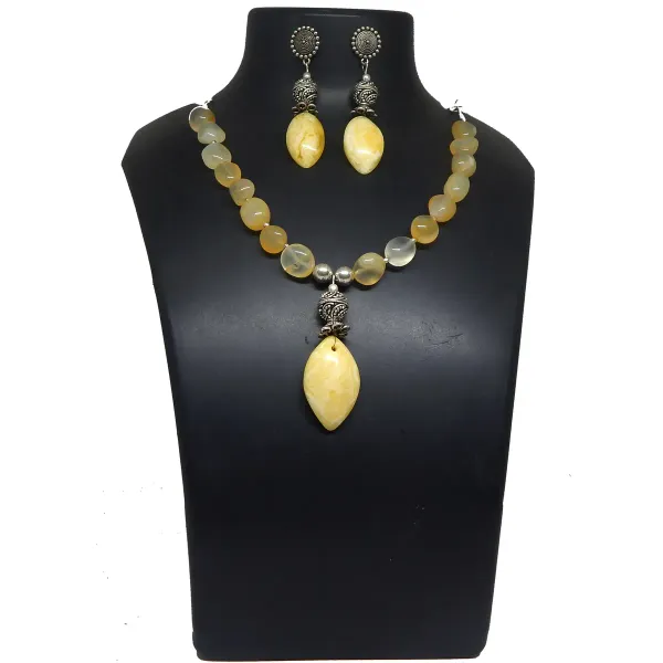 Yellow_Gemstone_Tumbles_With_Amber_Pendant_Necklace_For_Women