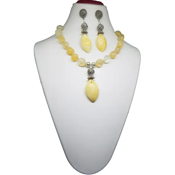 Yellow_Gemstone_Tumbles_With_Amber_Pendant_Necklace_For_Women