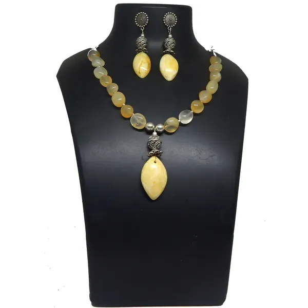 Yellow_Gemstone_Tumbles_With_Amber_Pendant_Necklace_For_Women